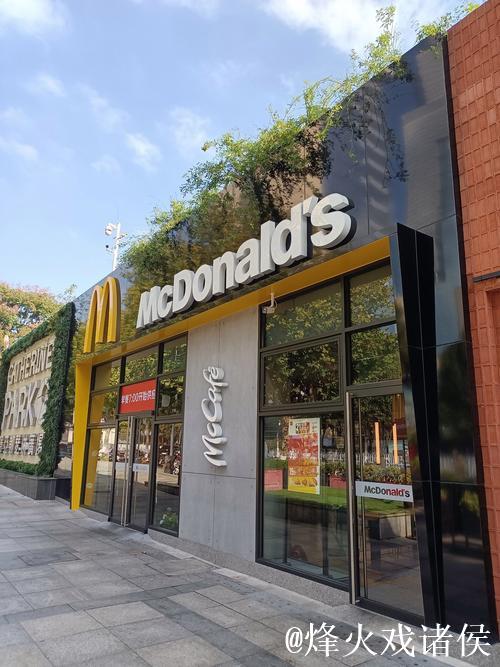 麦当劳招牌屹立不倒,网友感慨:美人易逝,金拱门长青 麦当劳招牌屹立不倒,网友感慨:美人易逝,金拱门长青